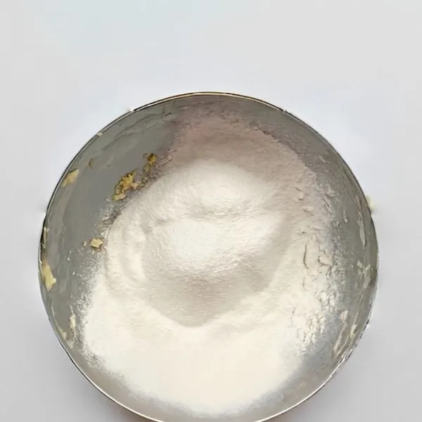 Ayak 120 gr tepung terigu dan 2 gr baking powder, lalu masukkan ke dalam adonan. Aduk hingga membentuk adonan yang dapat dipulung