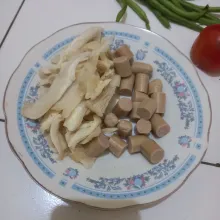 Cuci jamur kemudian potong sosis