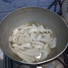 Didihkan air lalu masukkan jamur