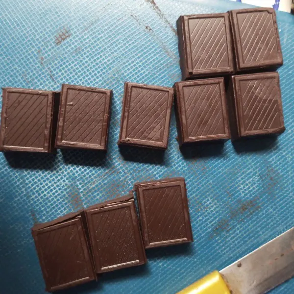 Potong-potong coklat batangan.