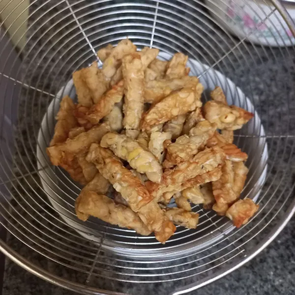 Goreng sisa tempe hingga matang, tiriskan.