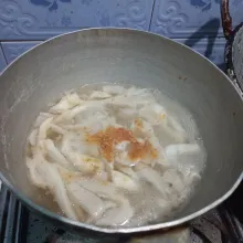 Tambahkan garam, lada, bawang putih bubuk dan penyedap rasa