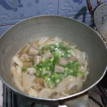 Masukkan potongan sosis dan jamur, tunggu sampai masak