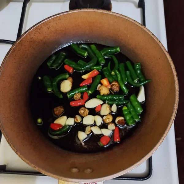 Goreng hingga layu cabe hijau keriting, cabe rawit, kencur dan bawang putih.