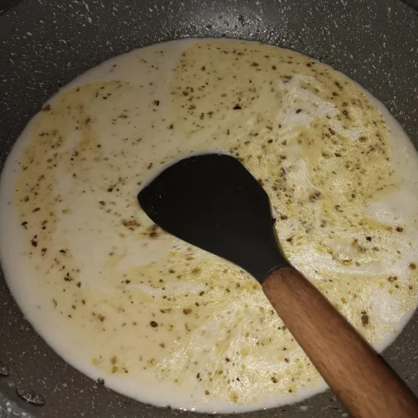 Tuang susu dan cooking cream, masak sambil diaduk sampai mendidih.