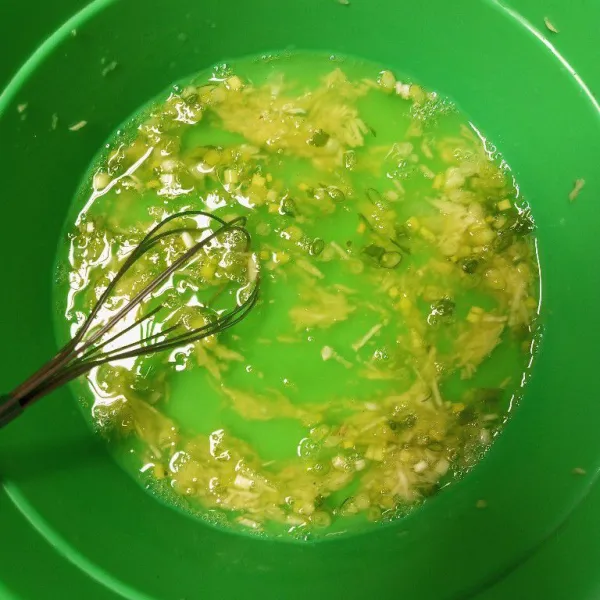 Pecahkan 9 butir telur ambil putihnya lalu campurkan dengan bawang putih dan daun bawang