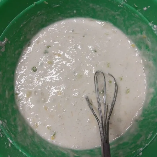 Tambahkan tepung dan garam aduk dengan spatula