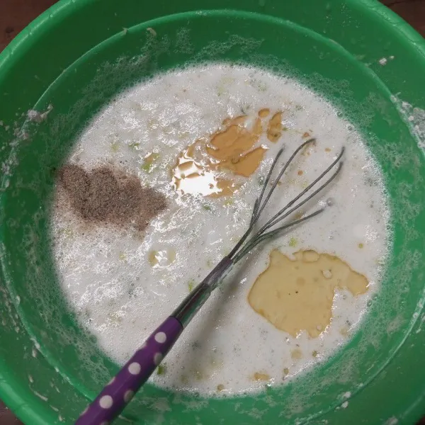 Tambahkan gula, minyak goreng, minyak wijen dan merica