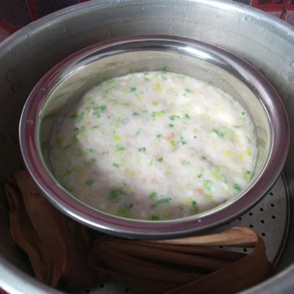 Kukus dalam panci selama 20 menit hingga adonan mengental dan sedikit mengeras