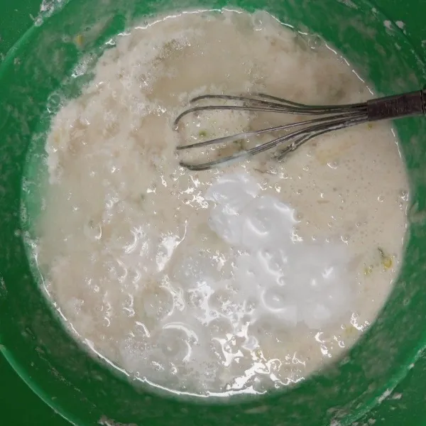 Beri air dan santan aduk rata