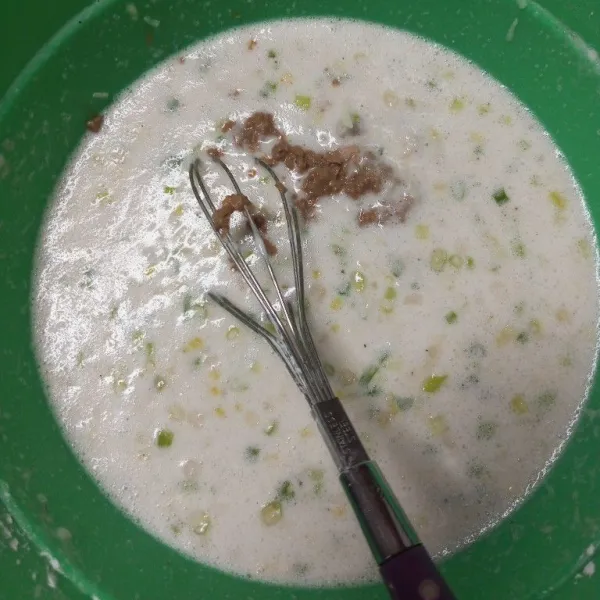 Beri tambahan udang rebon yang sudah dihaluskan