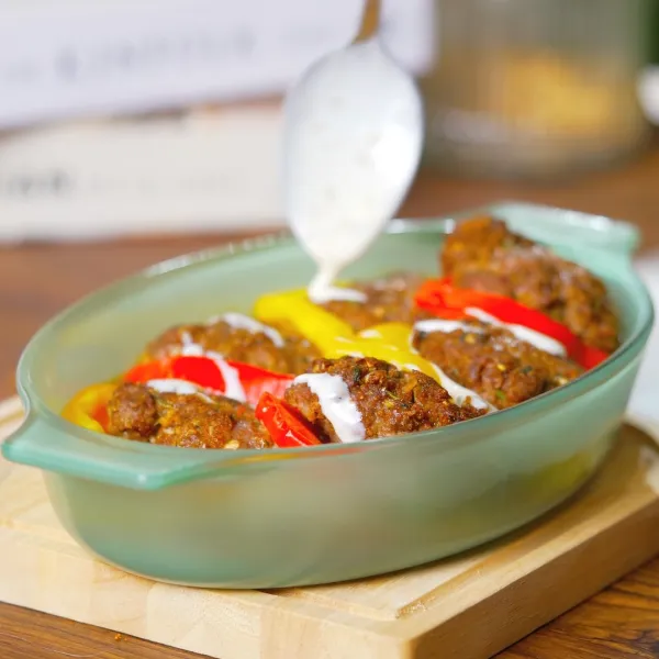 Sajikan dengan garnish daun ketumbar dan yoghurt.