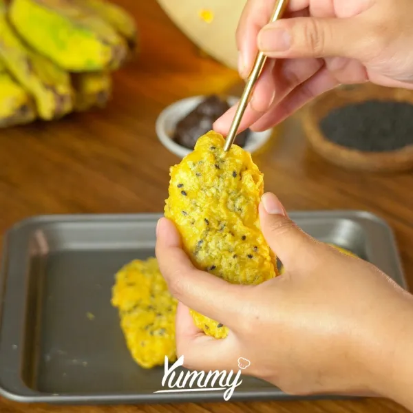 Lubangi pisang seperti dibuat rongga lalu isi dengan coklat filling/tiramissu filling