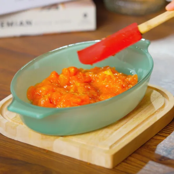 Di loyang tambahkan tomat yang sudah dihancurkan, tata kofteh dan paprika satu persatu.