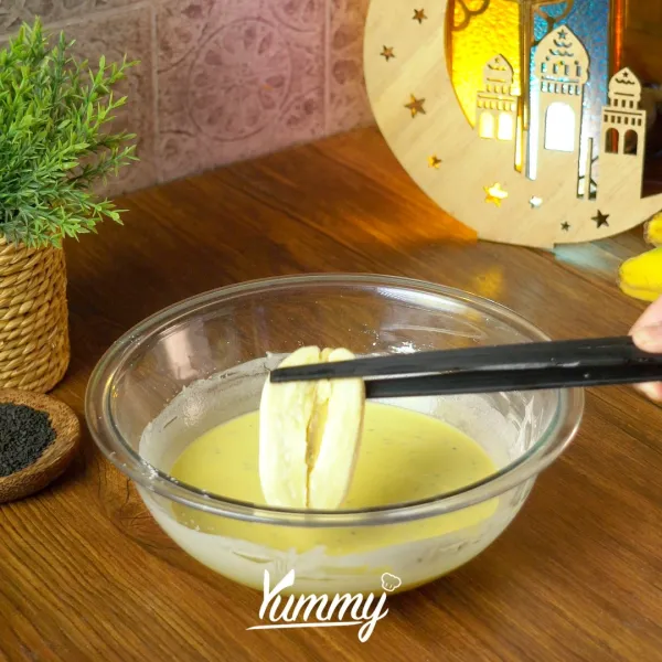 Balur pisang kedalam adonan kembali kemudian goreng lagi sampai matang kecoklatan angkat lalu tiriskan