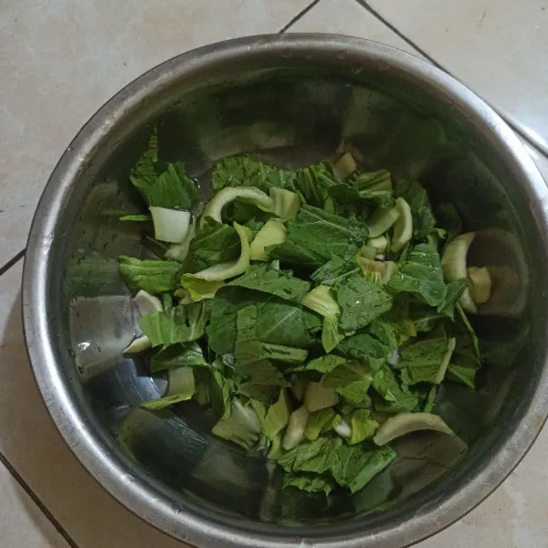 Potong-potong sawi menjadi 4 bagian atau lebih