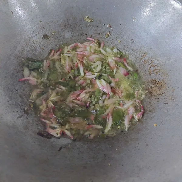 Goreng cabe hijau di minyak panas, aduk hingga langunya hilang