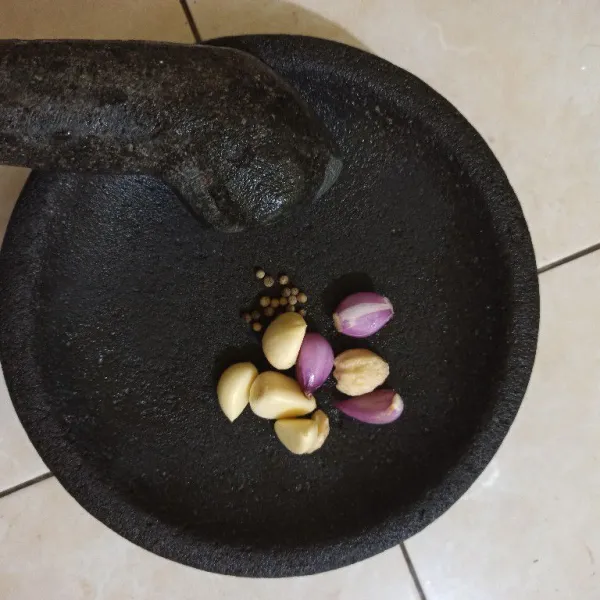 Uleg bawang merah, bawang putih, kemiri, lada dan garam, hingga halus