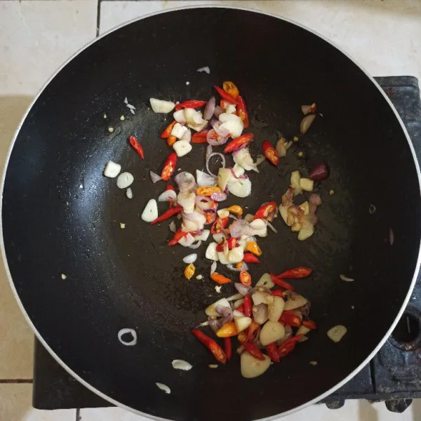 Tumis bumbu yang sudah diiris, masak hingga layu