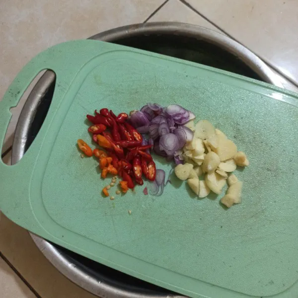 Iris tipis bawang putih, bawang merah, dan cabe rawit