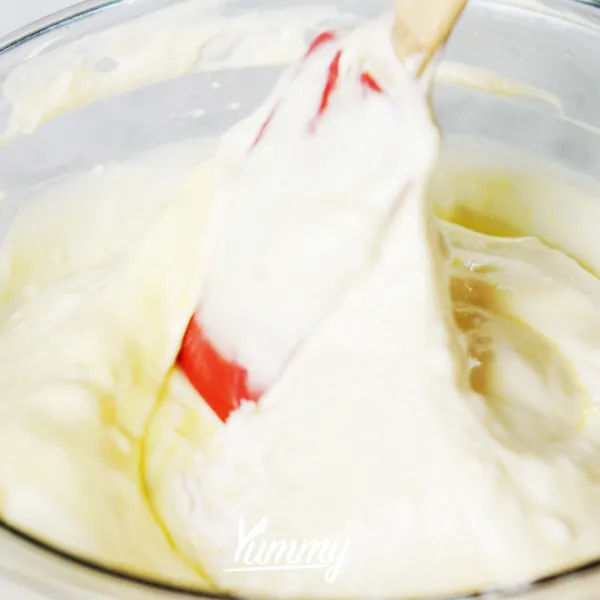Tambahkan bahan basah dan bahan kering, aduk hingga rata dengan spatula.