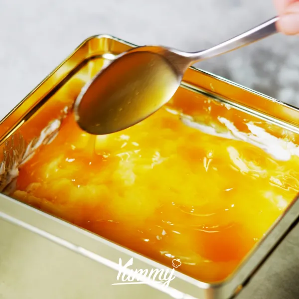 Setelah cake dingin, letakan cake ke dalam kaleng biskuit, tambahkan salted caramel sauce dan whipped cream.