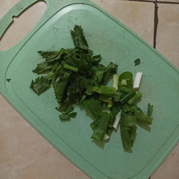 Potong daun seledri dan daun bawang