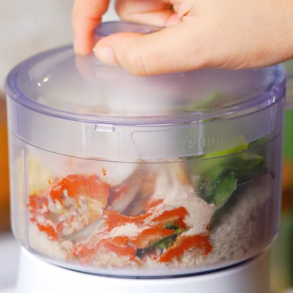 Campurkan tepung roti, seledri dan semua bumbu kering di mixer, blender hingga semua halus.