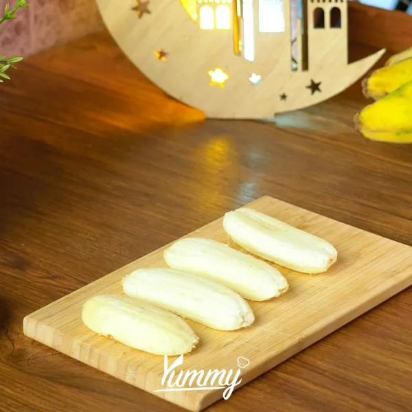 Siapkan pisang kepok lalu penyet pisang dengan talenan sampai tipis.