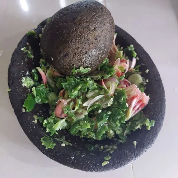 Tumbuk kasar cabe hijau, bawang merah dan kecombrang, beri sedikit cuka masak, agar cabe tetap berwarna hijau segar