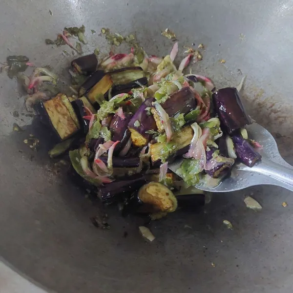 Tambahkan terung, aduk rata
