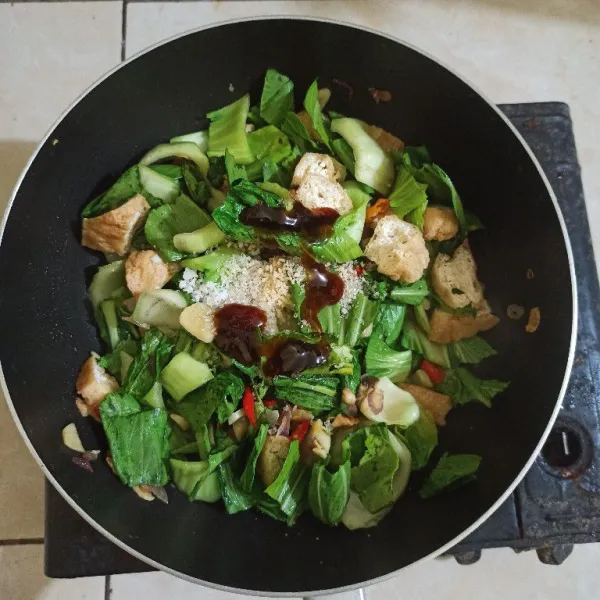 Tambahkan garam, gula pasir, kaldu jamur dan saus tiram. Aduk rata, masak hingga matang jangan lupa koreksi rasa