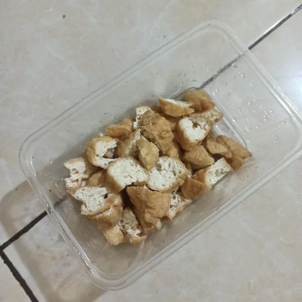 Potong-potong tahu pong menjadi 4 bagian