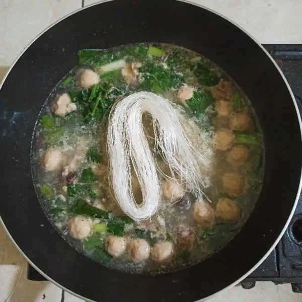 Dirasa rasa sudah enak masukan soun, masak bentar kemudian angkat