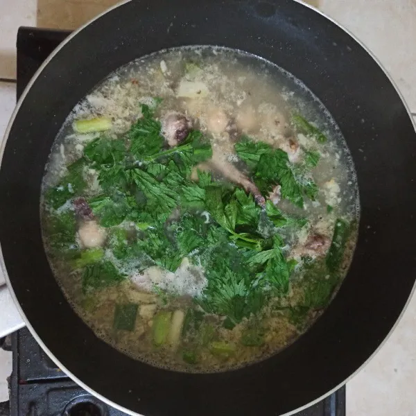 Setelah mendidih masukkan daun seledri, kaldu jamur dan garam, aduk rata koreksi rasa