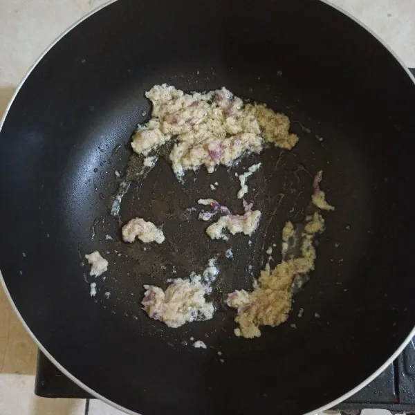 Tumis bumbu halus, hingga matang dan kecoklatan
