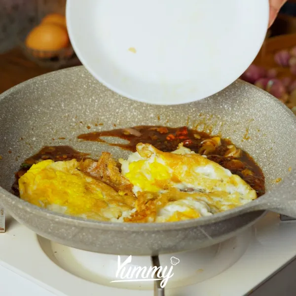 Masukkan telur yang sudah di buat lalu aduk kembali masak sampai meresap.