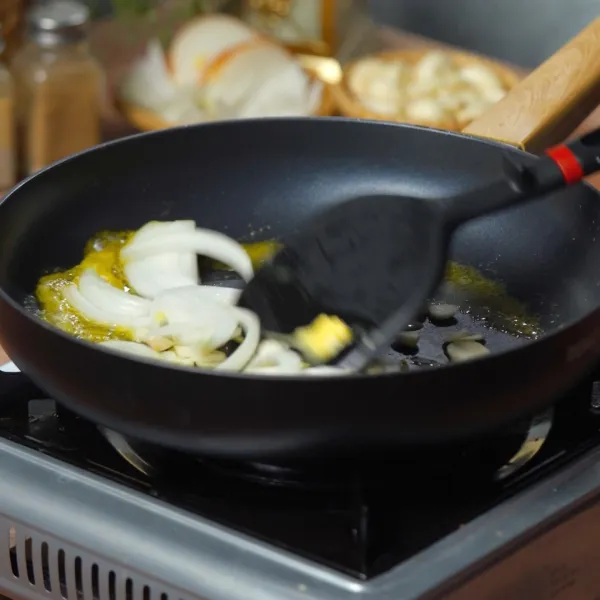 Terakhir tuang tahu yang sudah di goreng, aduk rata bersama saus.
