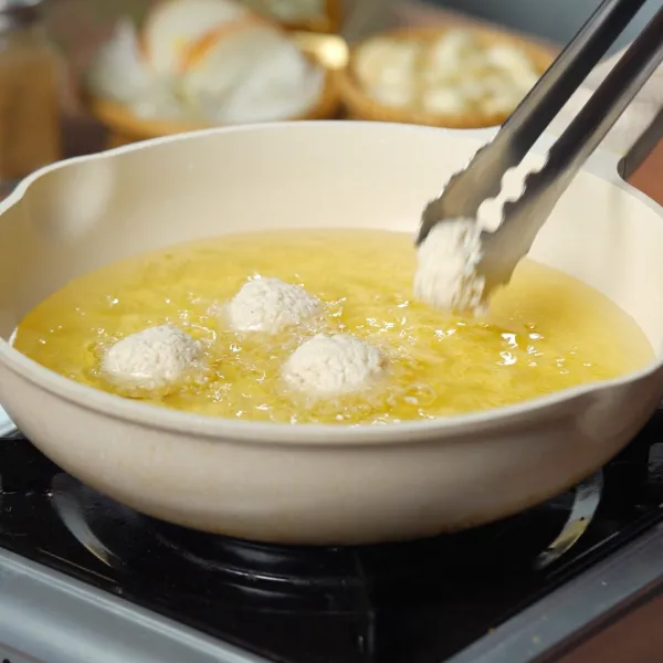 Saus mentega: lelehkan margarin tumis bawang putih, bawang bombay sampai harum tambahkan air lalu tambahkan semua bahan saus mentega masak sampai mendidih