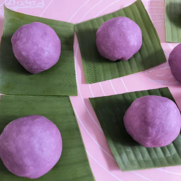 Alasi dengan daun pisang dan diamkan adonan selama 10 menit.