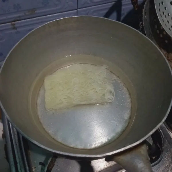 Rendam bihun dengan air  panas selama 5 menit kemudian tiriskan.