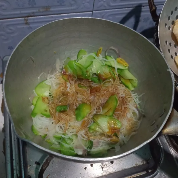 Masukkan bihun, tambahkan bawang putih bubuk, garam, penyedap rasa dan kecap.