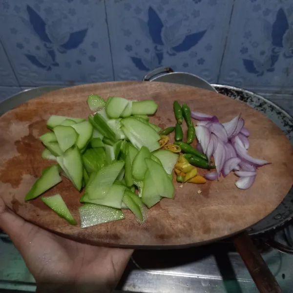 Potong tipis labu, bawang merah dan rawit merah.