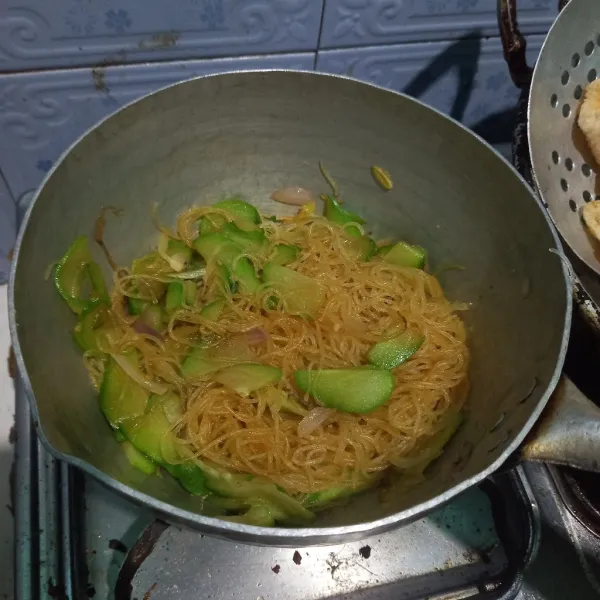 Aduk sampai tercampur rata. Cek rasa dan sajikan!