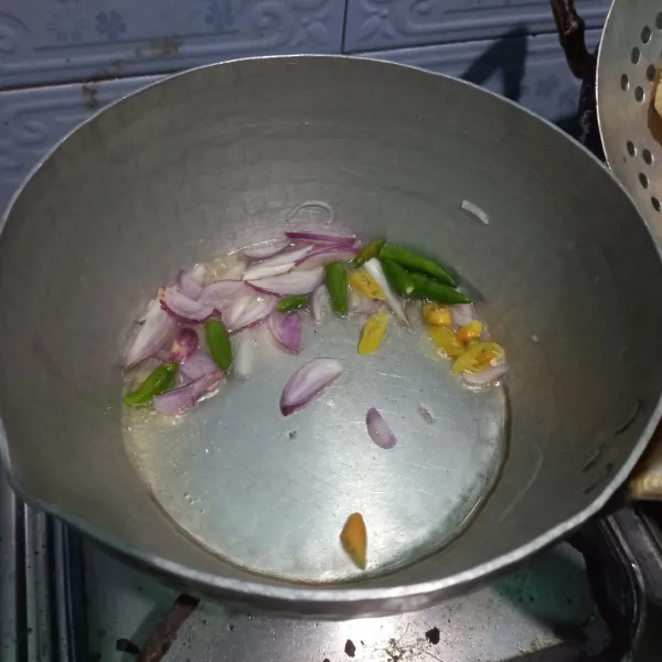 Tumis cabe dan bawang sampai harum.