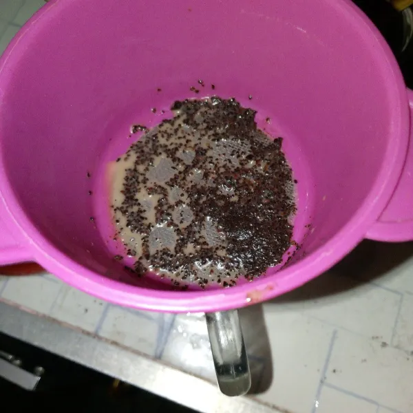 Saring kopi, 2 kali atau sampai ampas kasar berkurang.