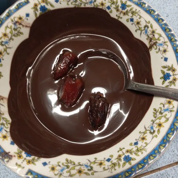 Masukkan kurma kedalam lelehan coklat