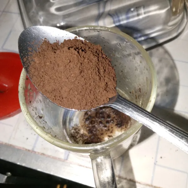 Masukkan bubuk kopi ke dalam gelas.