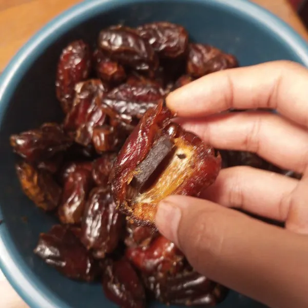 Isi daging dengan coklat atau bisa juga dengan keju, kacang almond dll sesuai selera