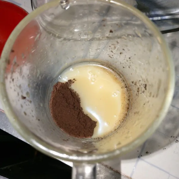 Tambahkan susu kental manis.